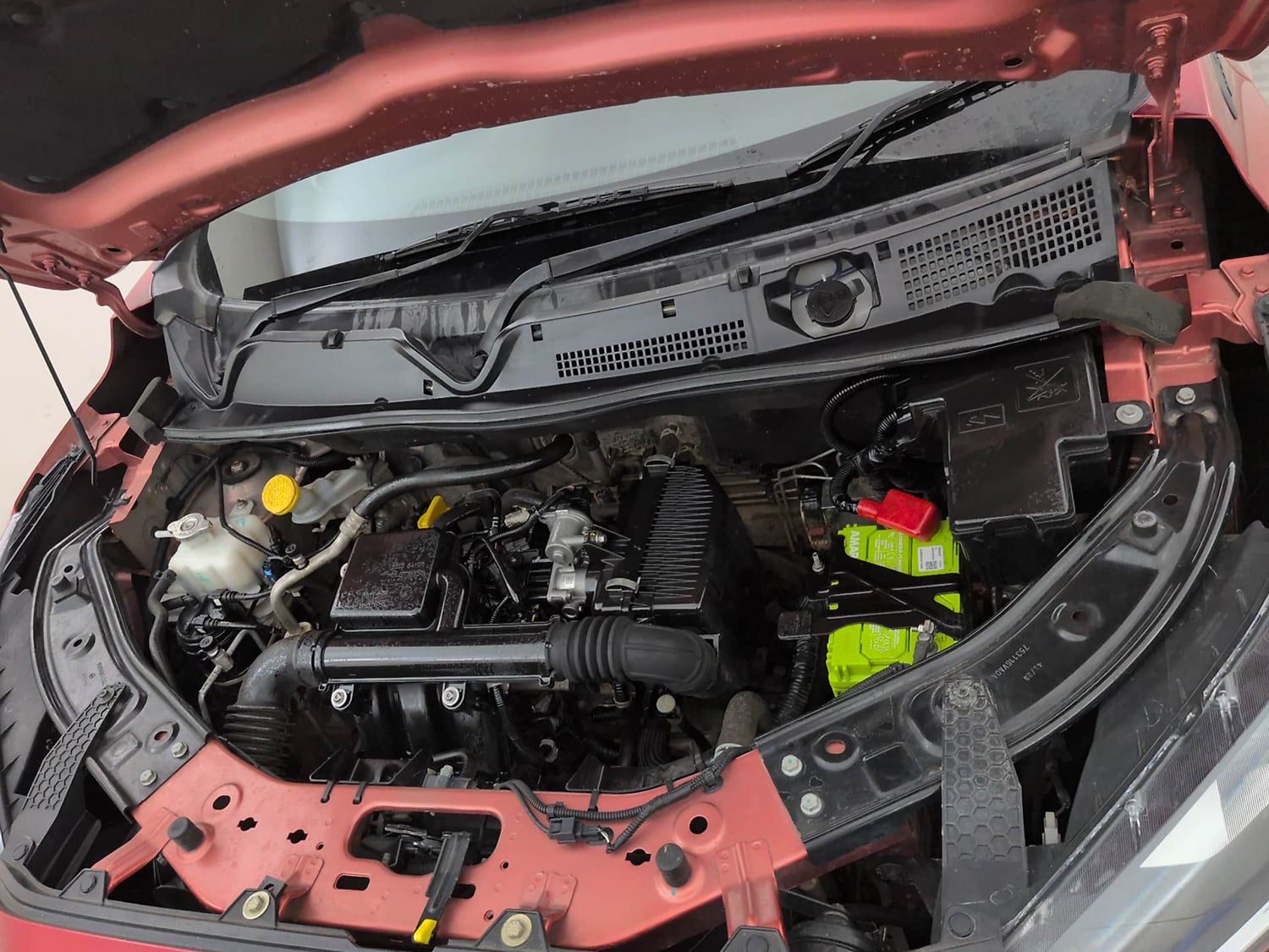 Used 2024 Nissan Magnite XL Petrol Manual engine ENGINE LEFT SIDE VIEW