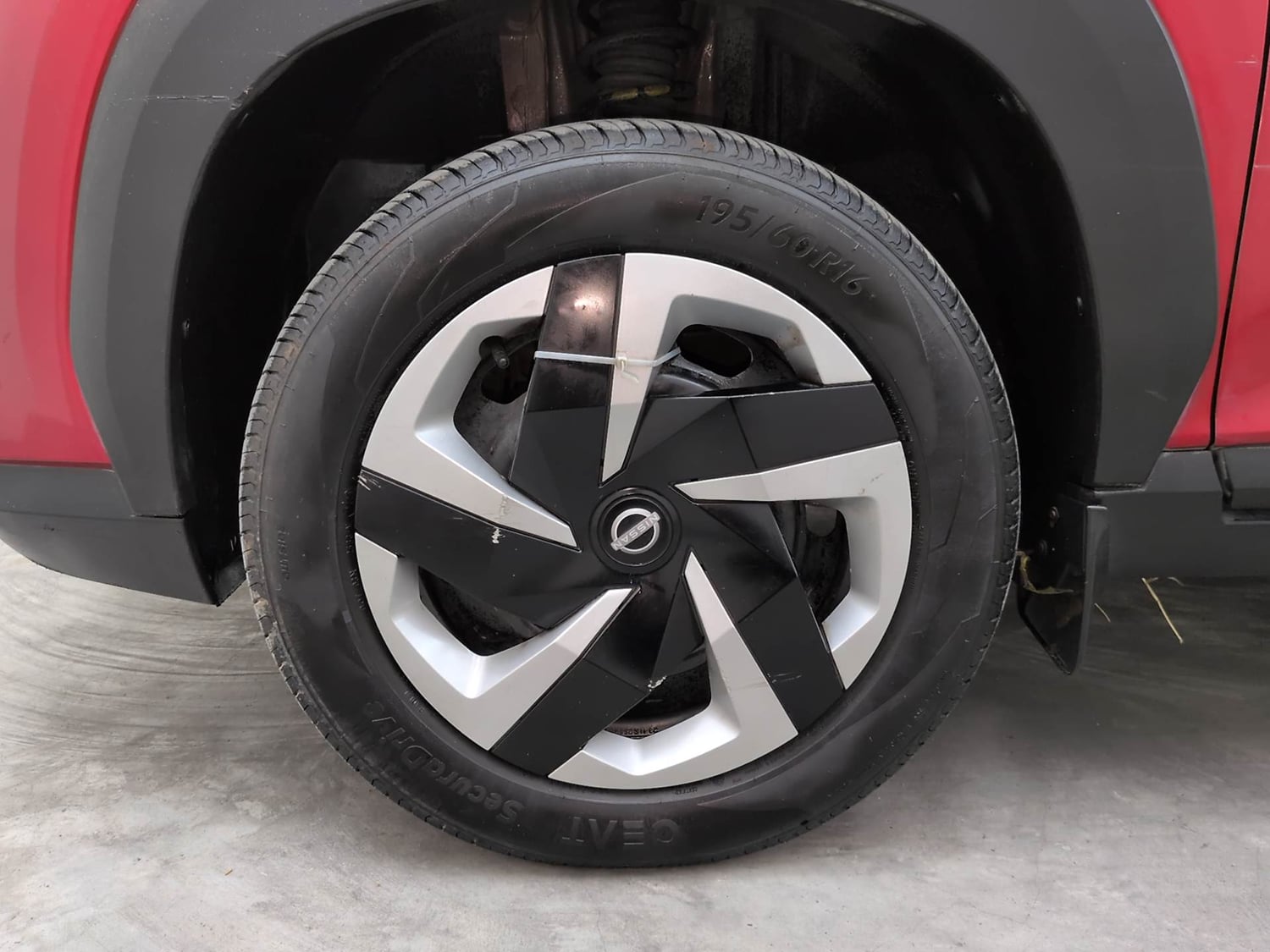 Used 2024 Nissan Magnite XL Petrol Manual tyres LEFT FRONT TYRE RIM VIEW