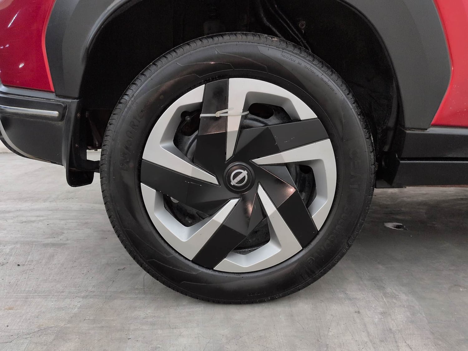 Used 2024 Nissan Magnite XL Petrol Manual tyres RIGHT REAR TYRE RIM VIEW