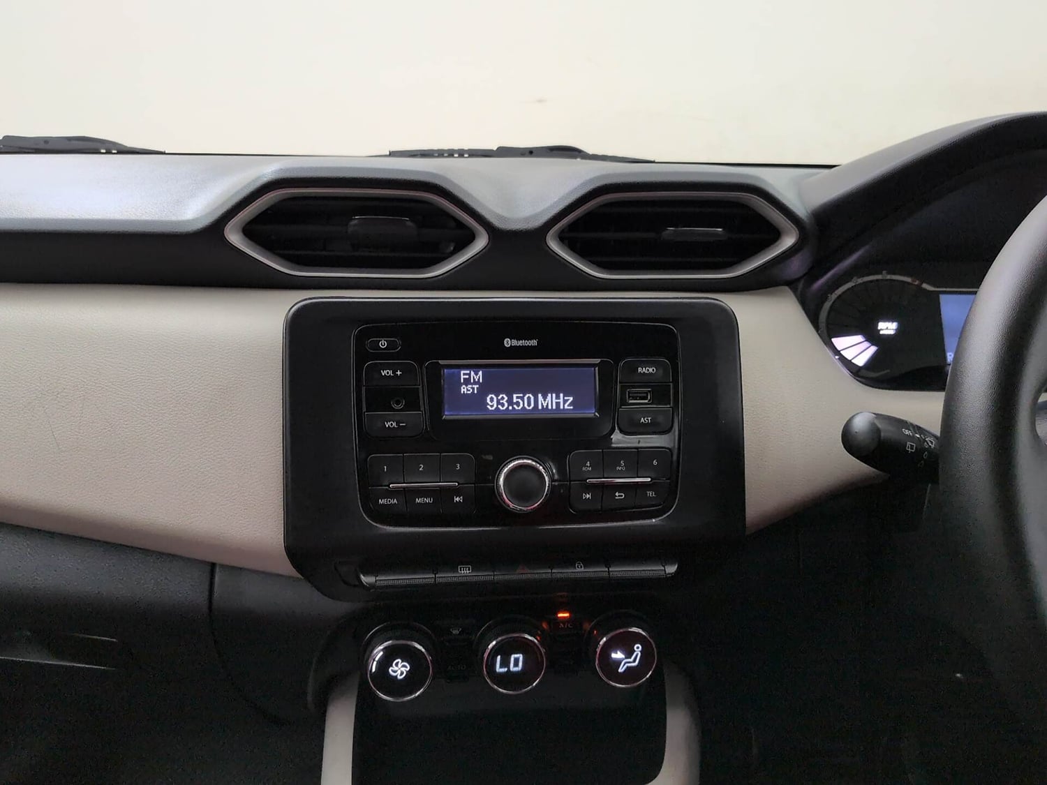 Used 2024 Nissan Magnite XL Petrol Manual interior MUSIC SYSTEM & AC CONTROL VIEW