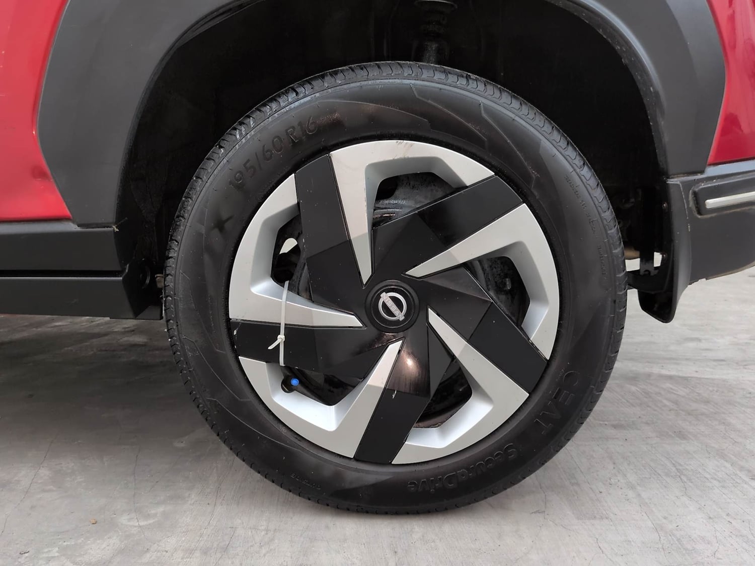 Used 2024 Nissan Magnite XL Petrol Manual tyres LEFT REAR TYRE RIM VIEW
