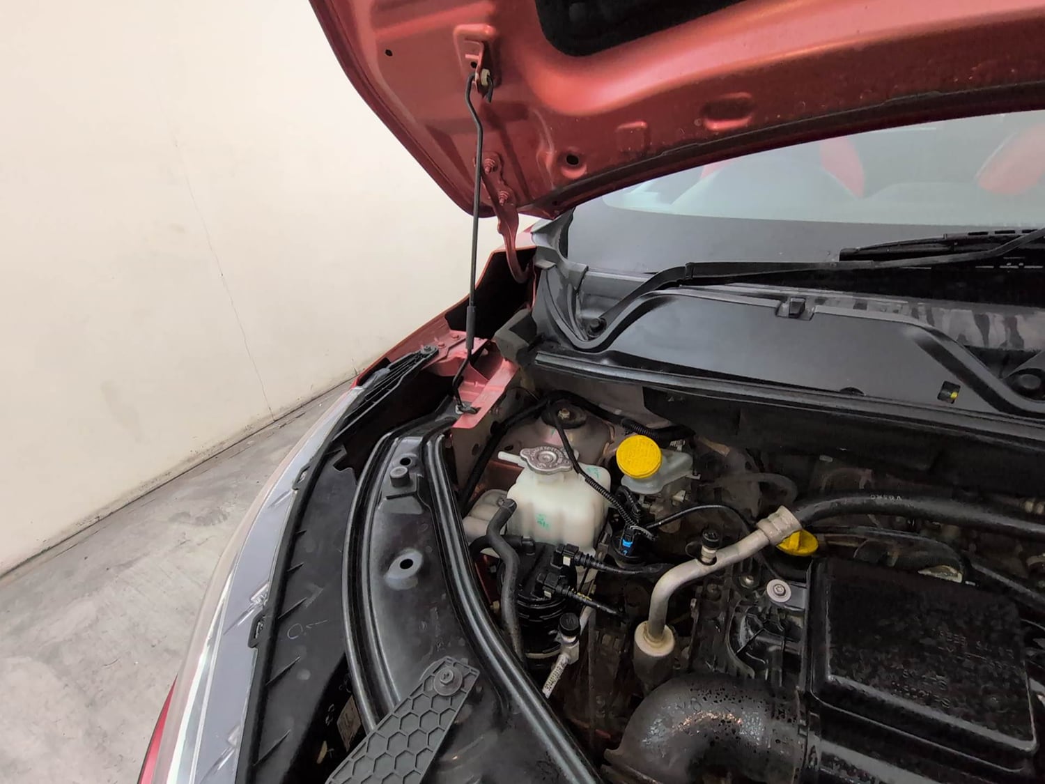 Used 2024 Nissan Magnite XL Petrol Manual engine ENGINE RIGHT SIDE HINGE & APRON VIEW