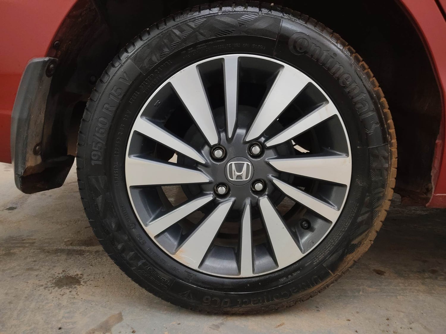 Used 2023 Honda City V Petrol CVT Petrol Automatic tyres RIGHT REAR TYRE RIM VIEW