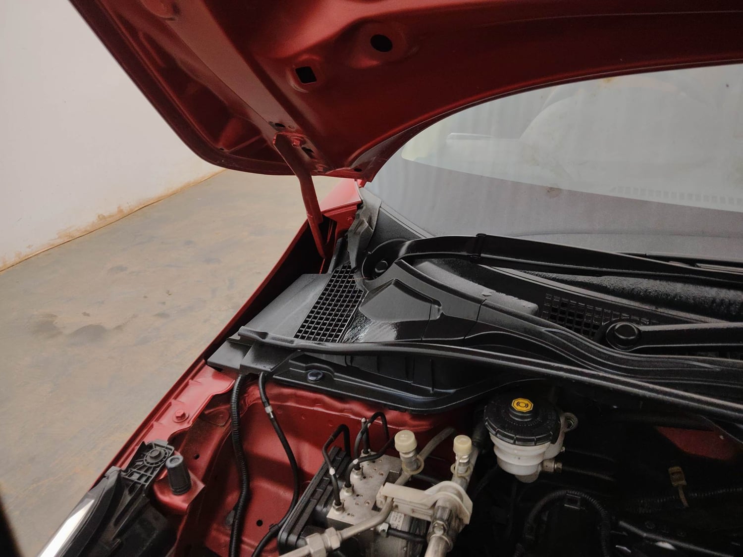 Used 2023 Honda City V Petrol CVT Petrol Automatic engine ENGINE RIGHT SIDE HINGE & APRON VIEW