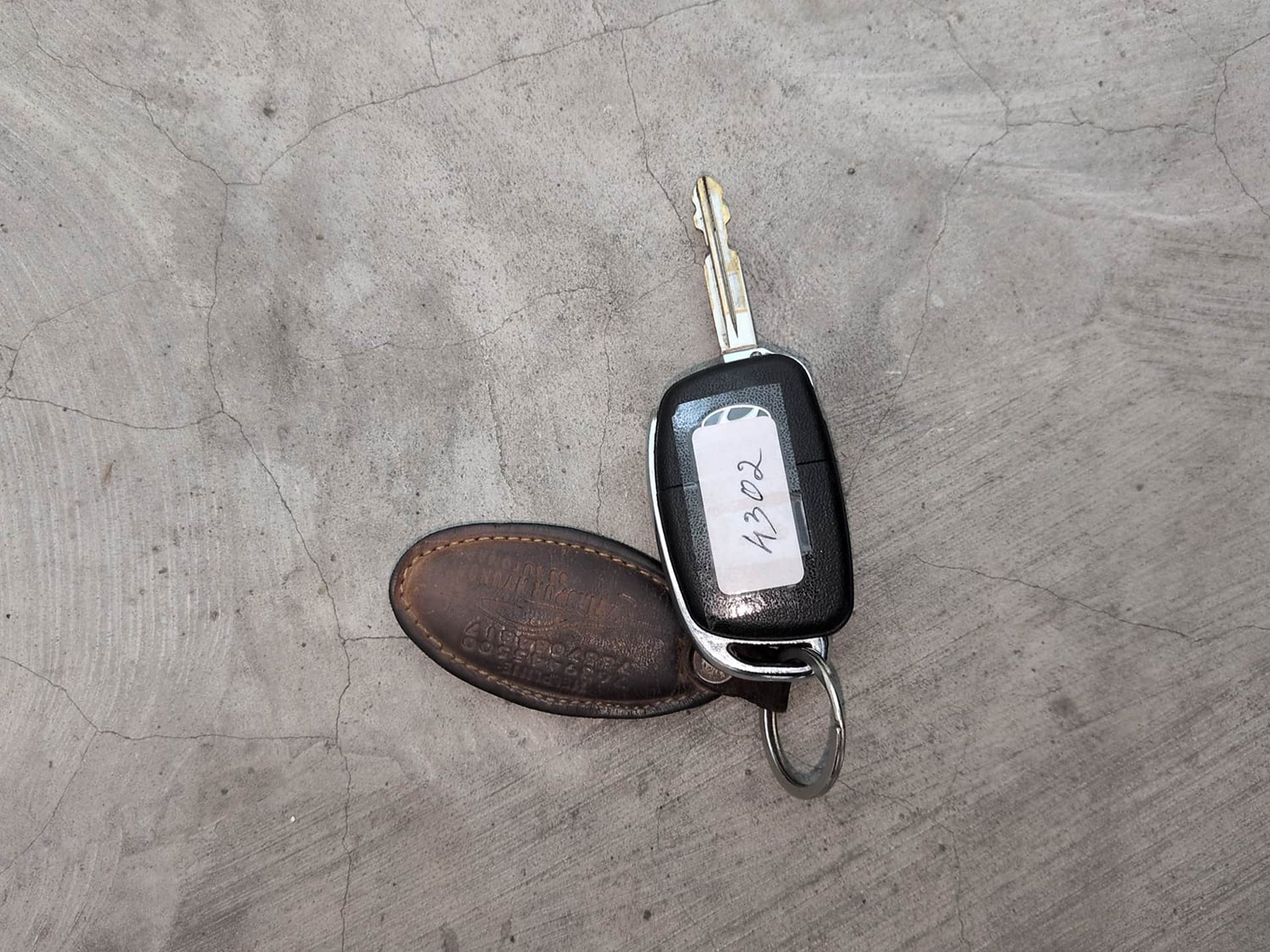 Used 2022 Hyundai Aura S 1.2 CNG Cng Manual extra CAR KEY VIEW