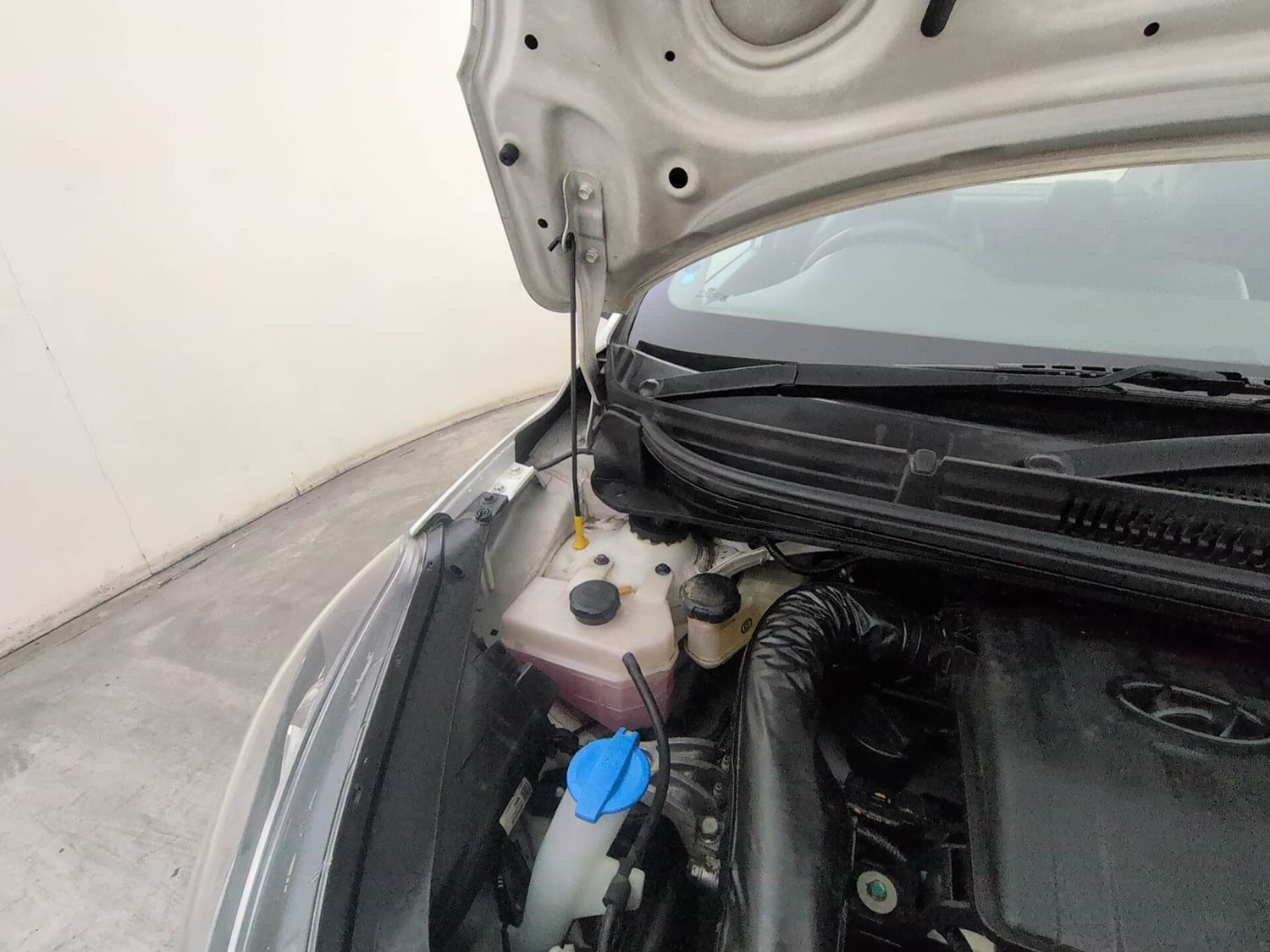 Used 2022 Hyundai Aura S 1.2 CNG Cng Manual engine ENGINE RIGHT SIDE HINGE & APRON VIEW