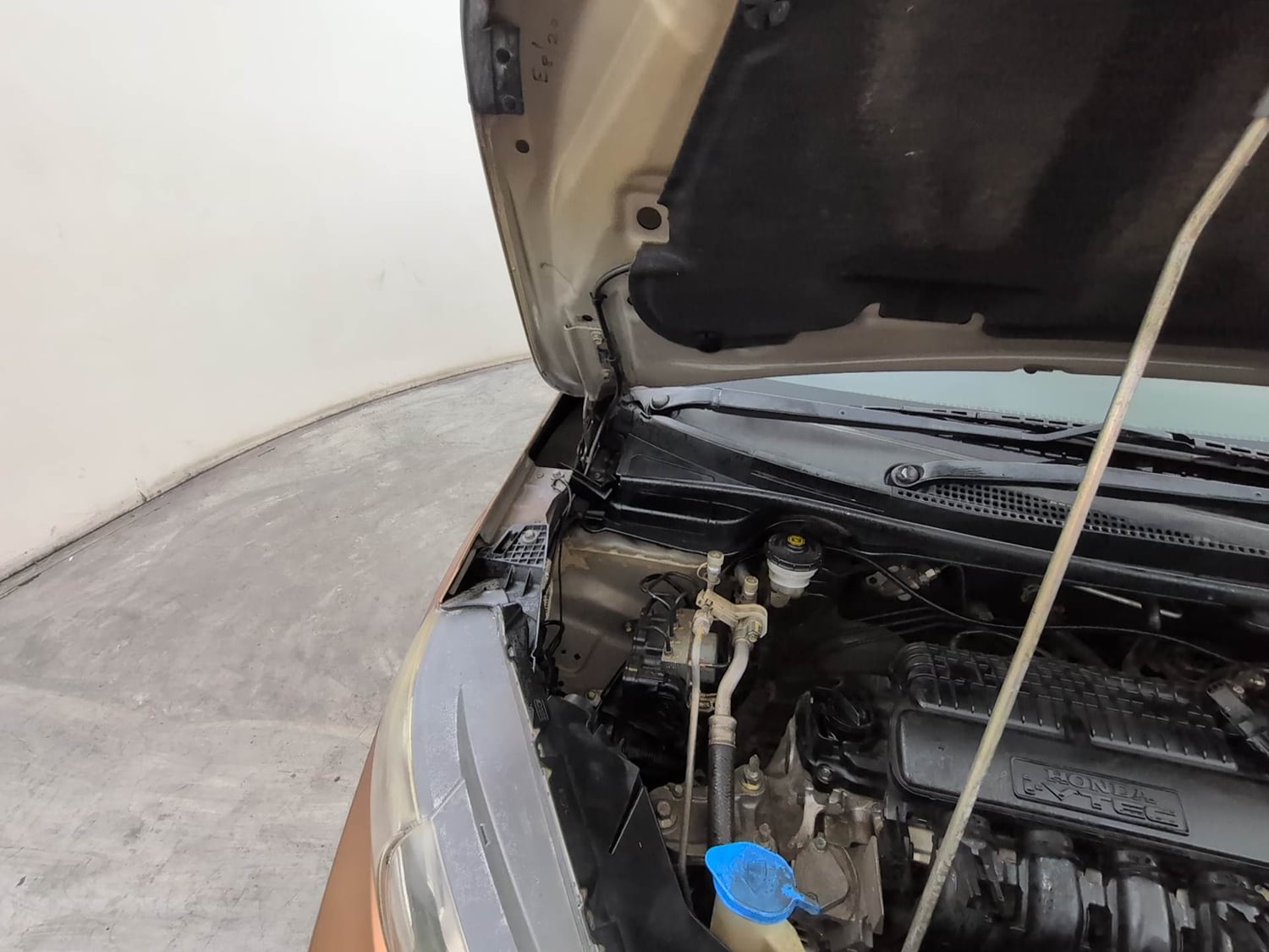 Used 2017 Honda WR-V VX MT Petrol Petrol Manual engine ENGINE RIGHT SIDE HINGE & APRON VIEW
