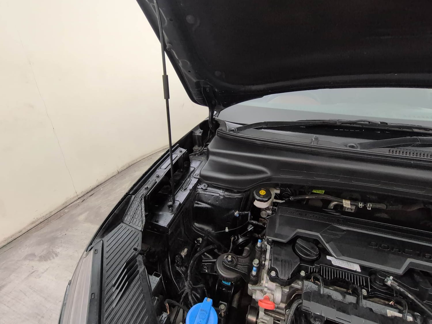 Used 2022 Hyundai Alcazar Signature (O) 7 Seater 2.0 Petrol AT Petrol Automatic engine ENGINE RIGHT SIDE HINGE & APRON VIEW