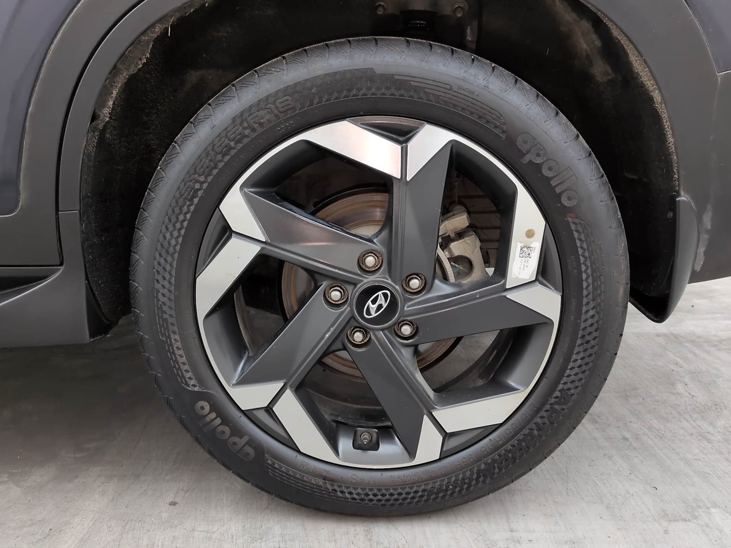 Used 2022 Hyundai Alcazar Signature (O) 7 Seater 2.0 Petrol AT Petrol Automatic tyres LEFT REAR TYRE RIM VIEW