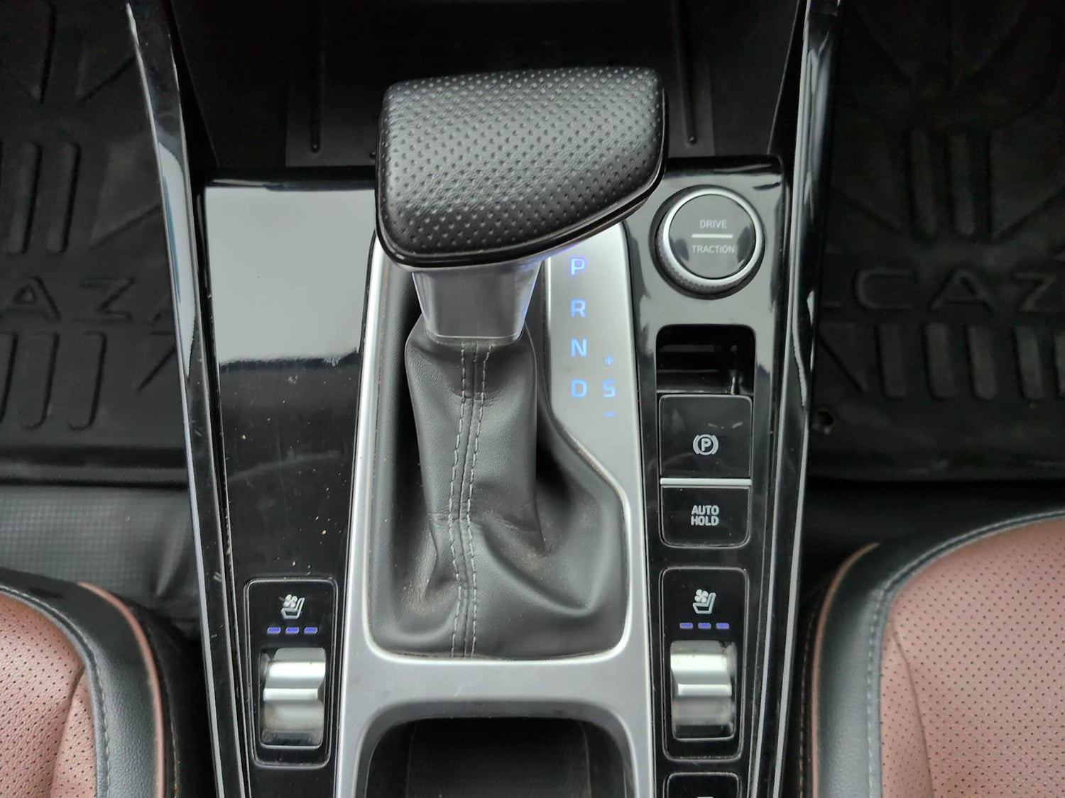 Used 2022 Hyundai Alcazar Signature (O) 7 Seater 2.0 Petrol AT Petrol Automatic interior GEAR  KNOB VIEW