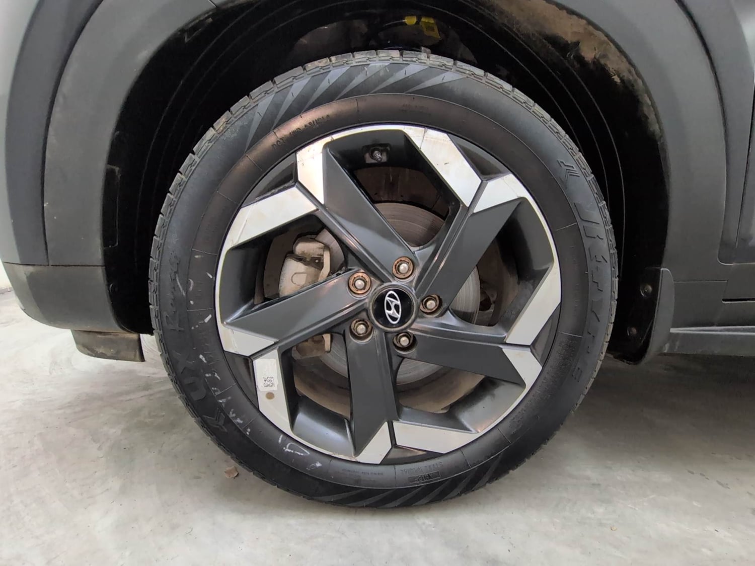 Used 2022 Hyundai Alcazar Signature (O) 7 Seater 2.0 Petrol AT Petrol Automatic tyres LEFT FRONT TYRE RIM VIEW