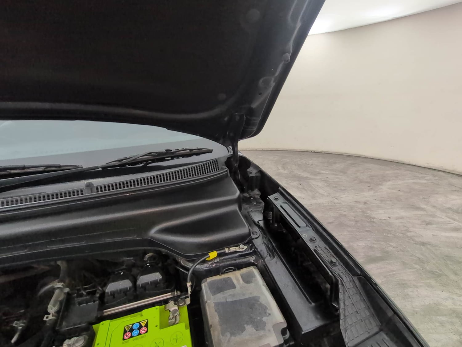 Used 2022 Hyundai Alcazar Signature (O) 7 Seater 2.0 Petrol AT Petrol Automatic engine ENGINE LEFT SIDE HINGE & APRON VIEW