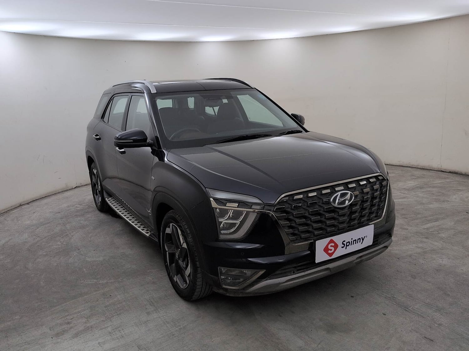 Used 2022 Hyundai Alcazar Signature (O) 7 Seater 2.0 Petrol AT Petrol Automatic exterior RIGHT FRONT CORNER VIEW