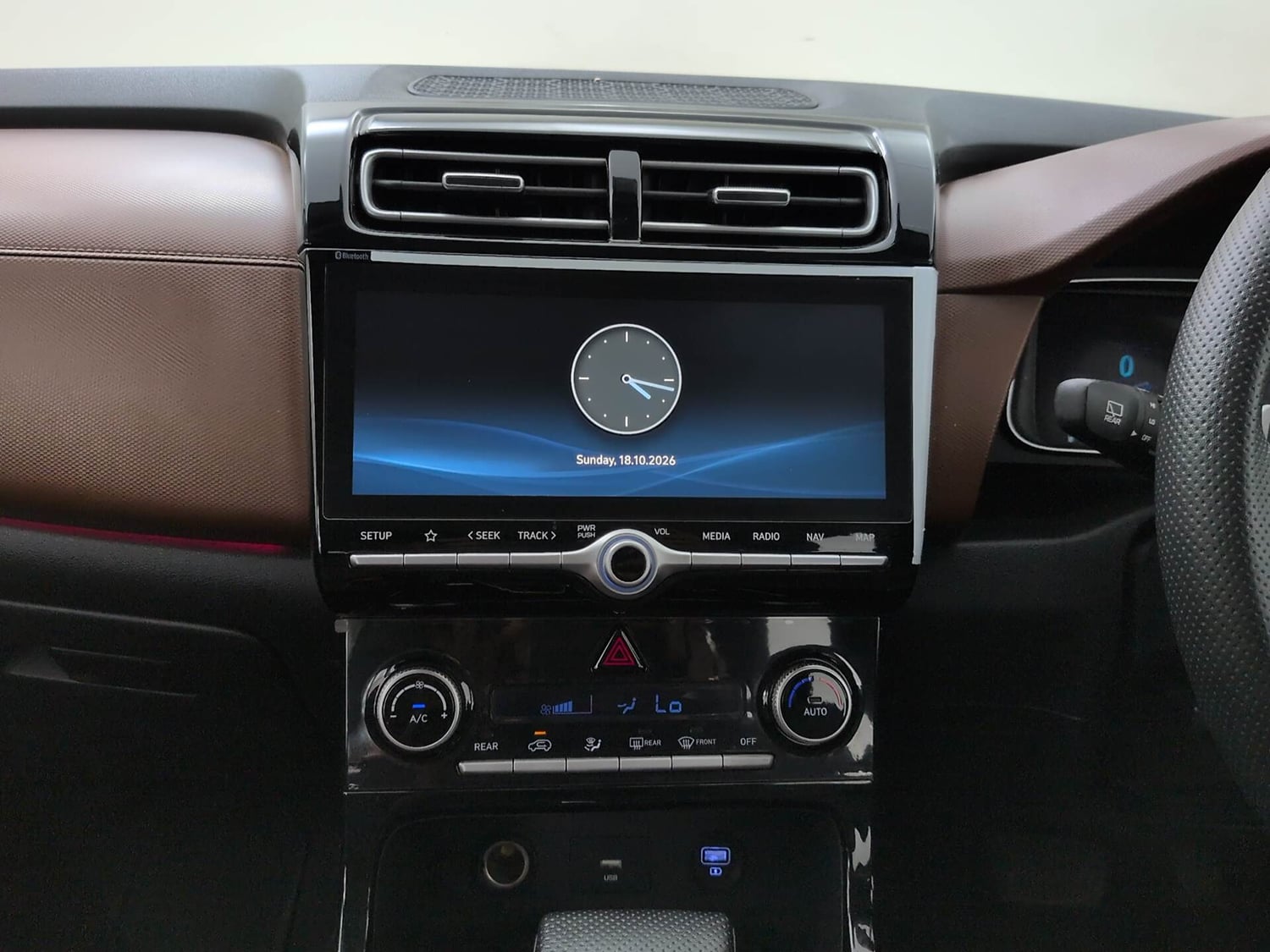 Used 2022 Hyundai Alcazar Signature (O) 7 Seater 2.0 Petrol AT Petrol Automatic interior MUSIC SYSTEM & AC CONTROL VIEW