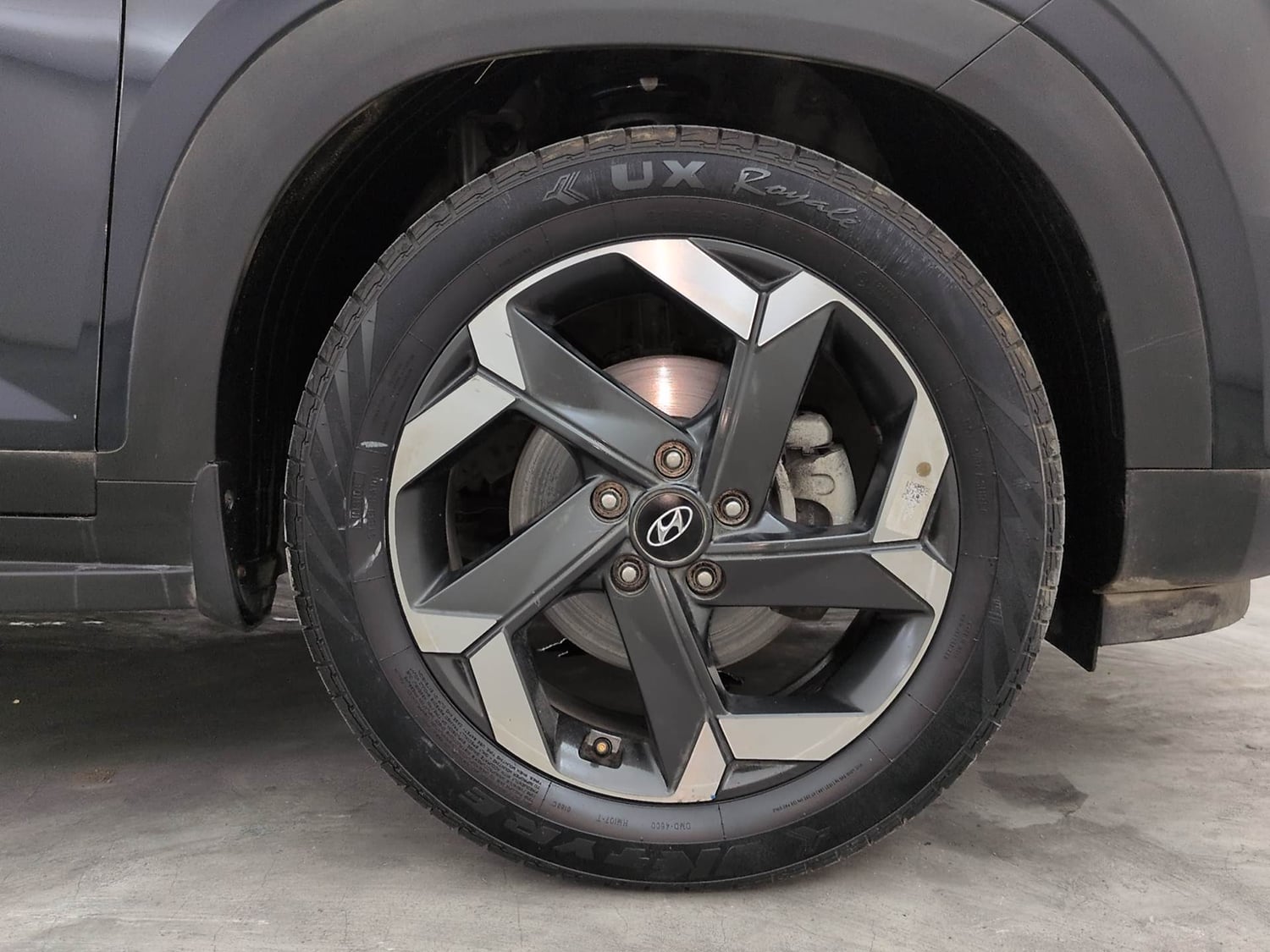 Used 2022 Hyundai Alcazar Signature (O) 7 Seater 2.0 Petrol AT Petrol Automatic tyres RIGHT FRONT TYRE RIM VIEW
