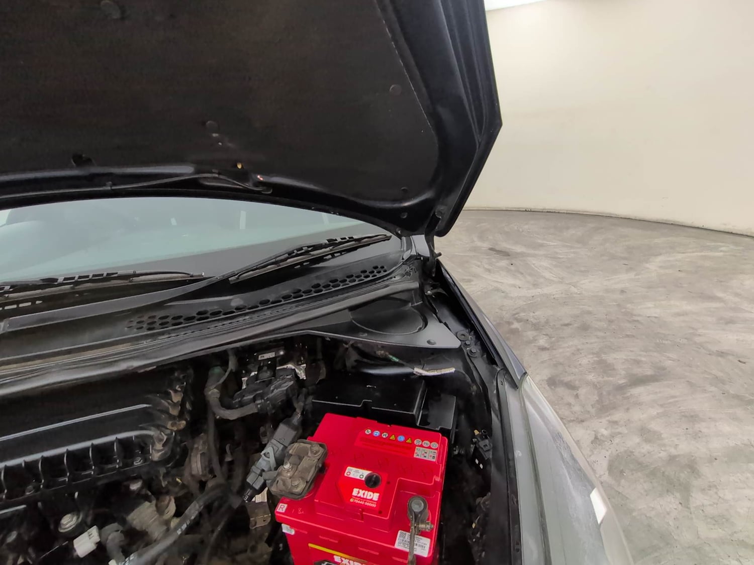Used 2019 Tata Tigor Revotron XZA Petrol Automatic engine ENGINE LEFT SIDE HINGE & APRON VIEW