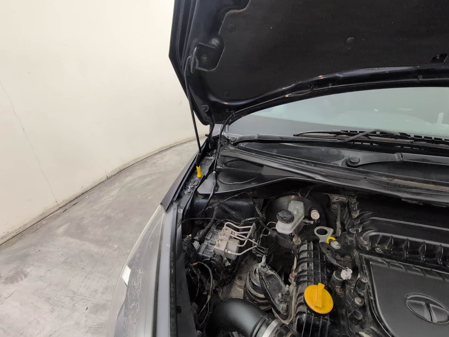 Used 2019 Tata Tigor Revotron XZA Petrol Automatic engine ENGINE RIGHT SIDE HINGE & APRON VIEW