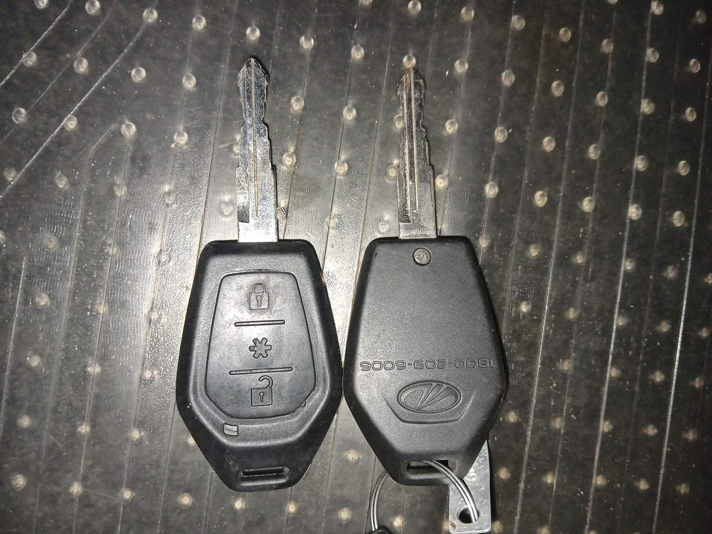 Used 2017 Mahindra TUV300 T8 Diesel Manual extra CAR KEY VIEW