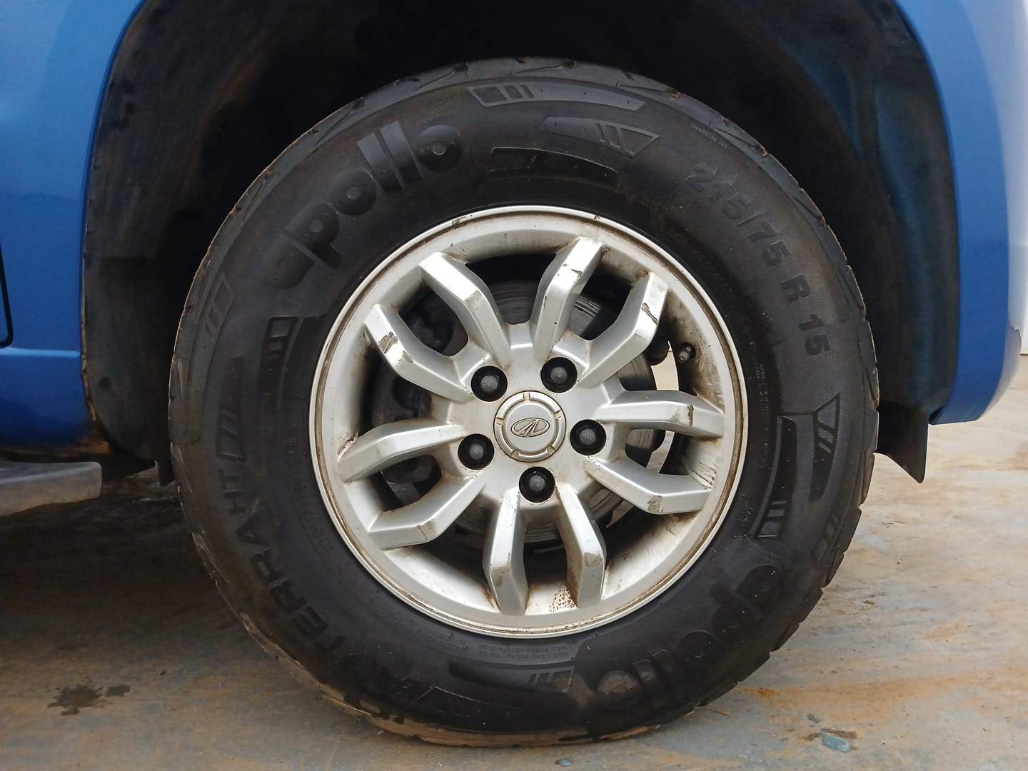 Used 2017 Mahindra TUV300 T8 Diesel Manual tyres RIGHT FRONT TYRE RIM VIEW