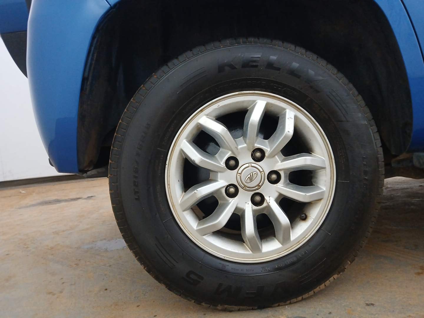 Used 2017 Mahindra TUV300 T8 Diesel Manual tyres RIGHT REAR TYRE RIM VIEW