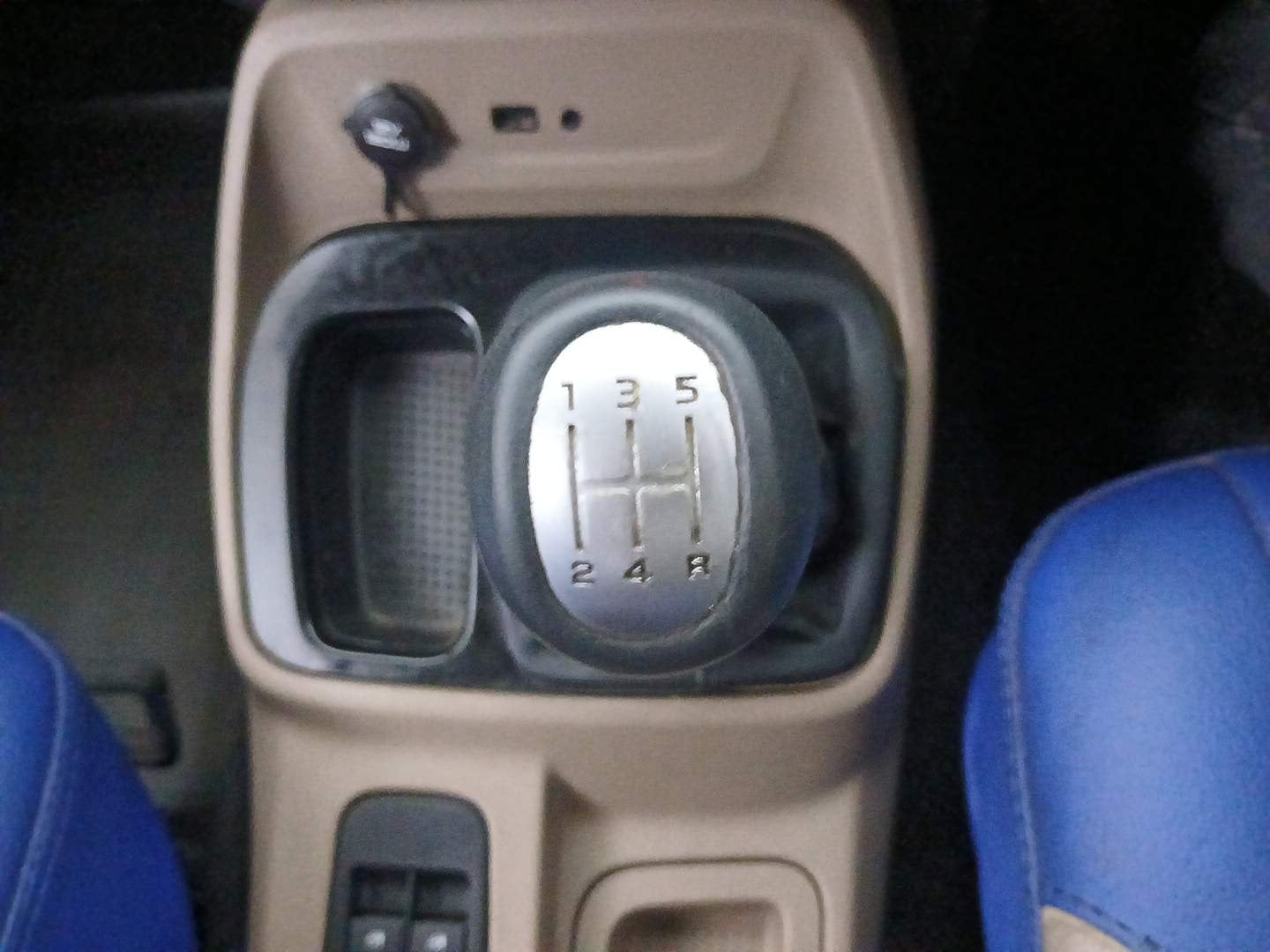 Used 2017 Mahindra TUV300 T8 Diesel Manual interior GEAR  KNOB VIEW