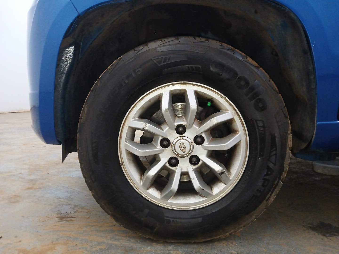 Used 2017 Mahindra TUV300 T8 Diesel Manual tyres LEFT FRONT TYRE RIM VIEW
