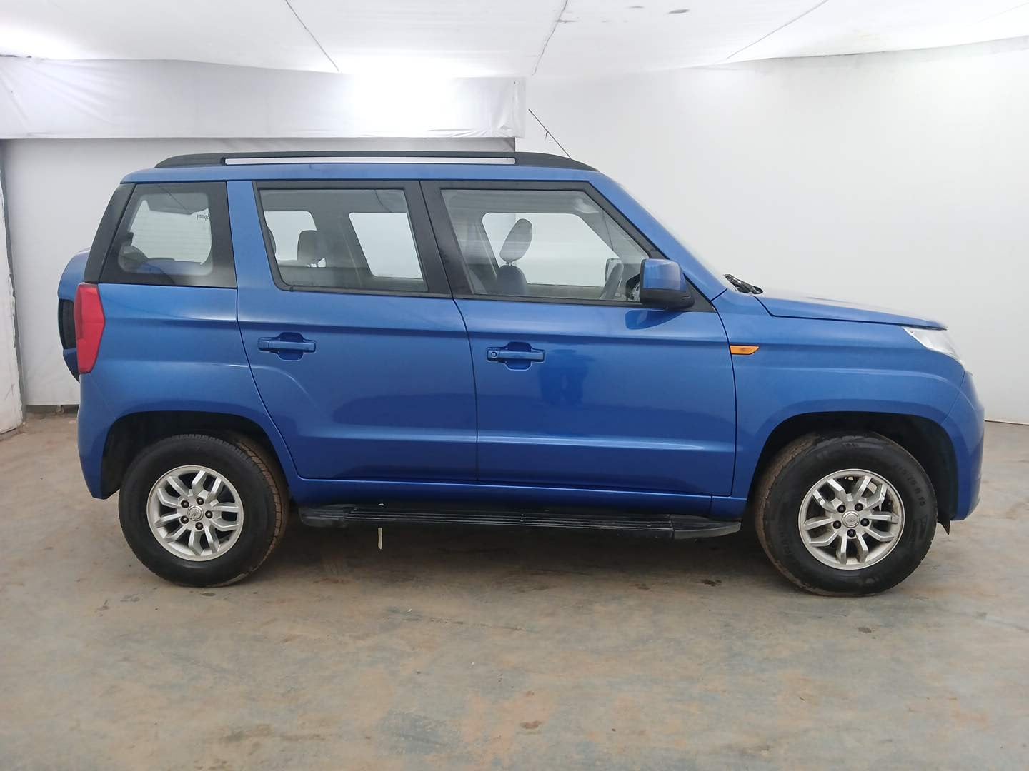 Used 2017 Mahindra TUV300 T8 Diesel Manual exterior RIGHT SIDE VIEW