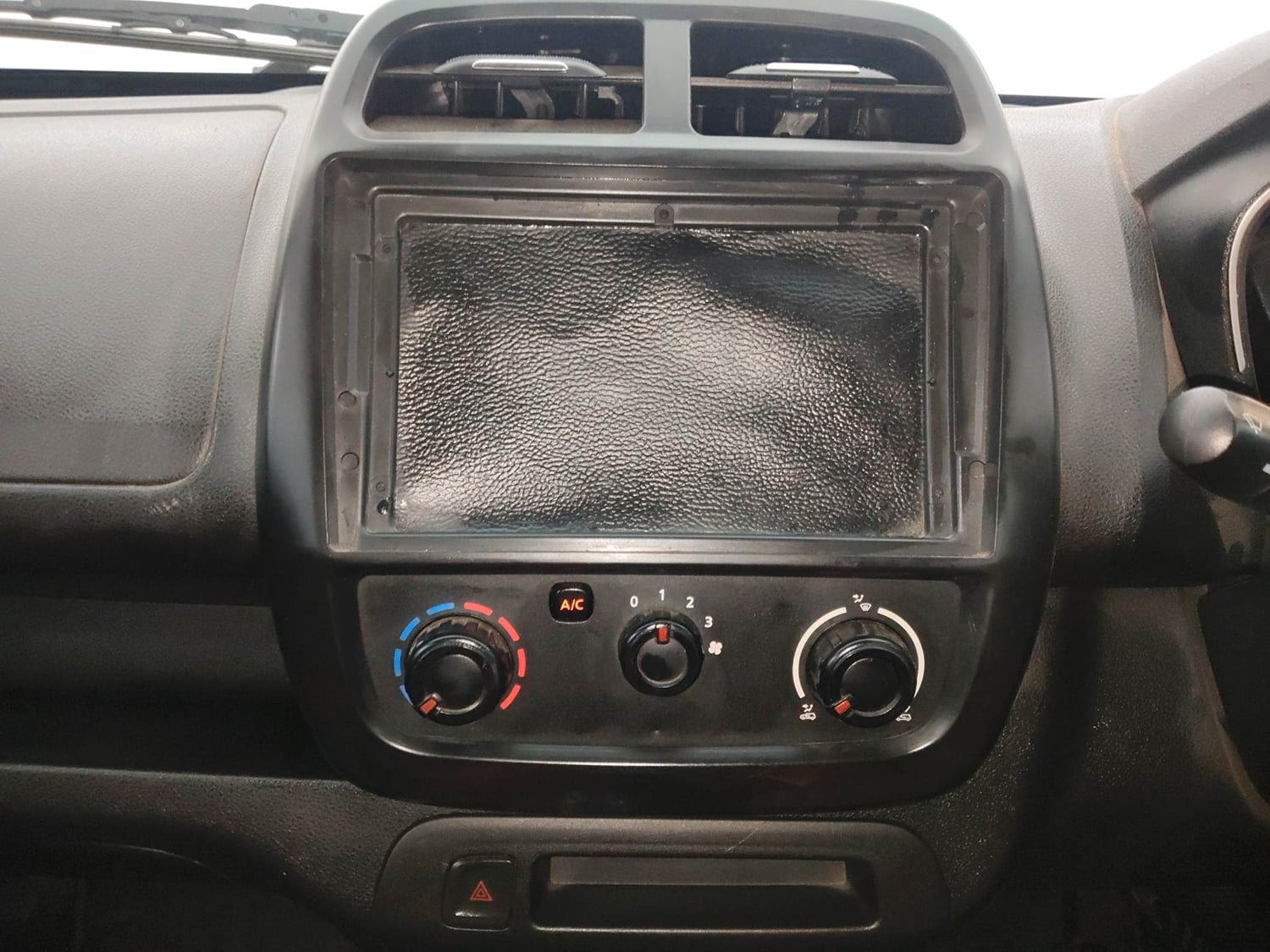 Used 2017 Renault Kwid RXL Petrol Manual interior MUSIC SYSTEM & AC CONTROL VIEW