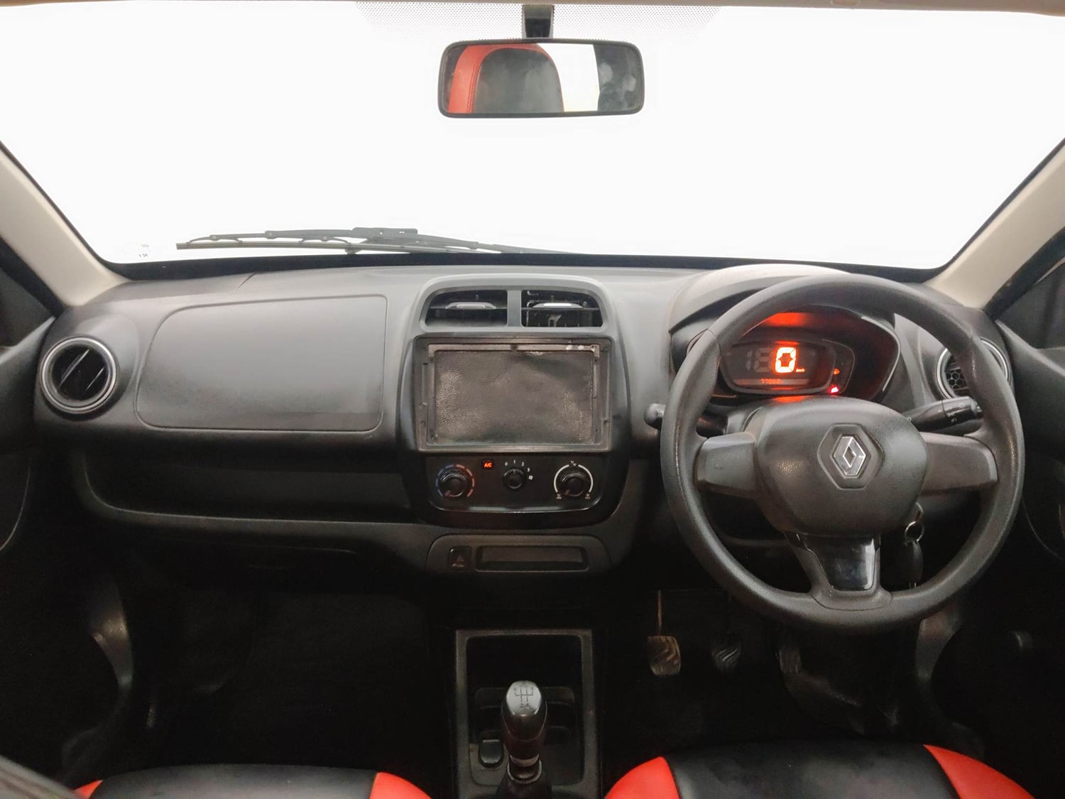 Used 2017 Renault Kwid RXL Petrol Manual interior DASHBOARD VIEW