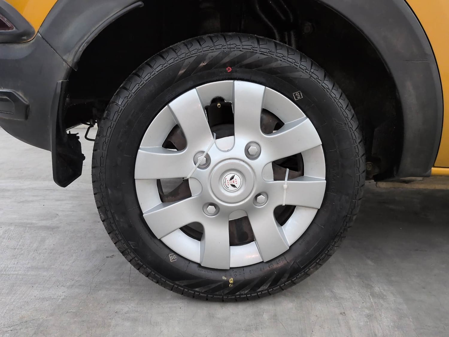 Used 2020 Renault Triber RXZ Petrol Manual tyres RIGHT REAR TYRE RIM VIEW