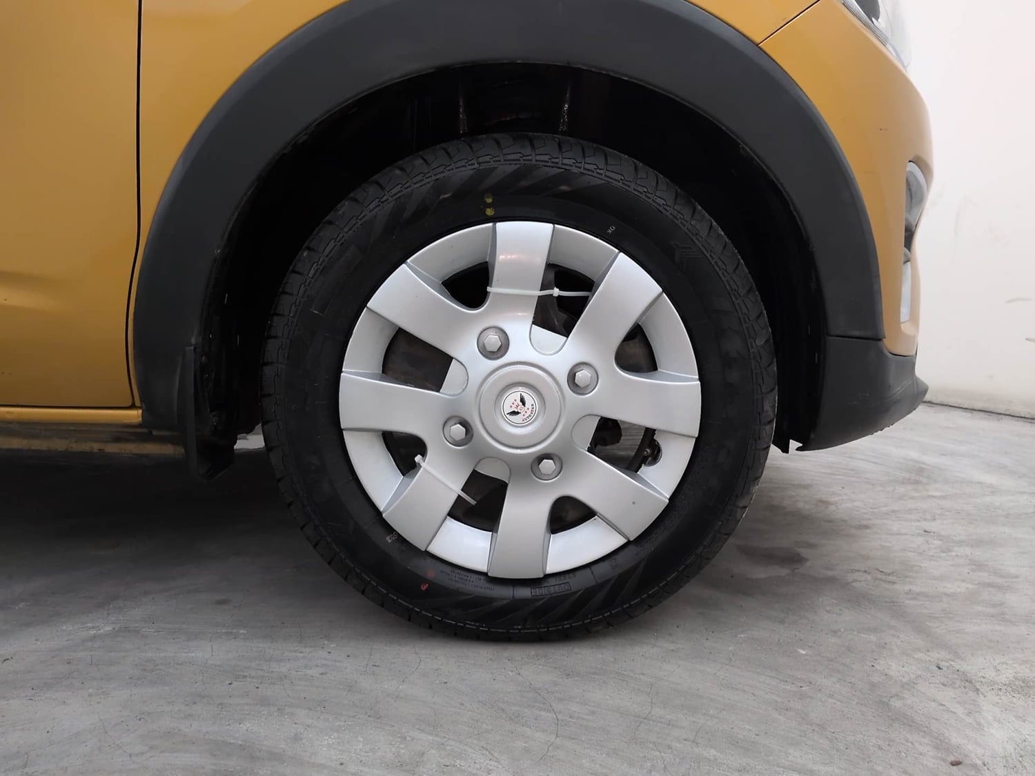 Used 2020 Renault Triber RXZ Petrol Manual tyres RIGHT FRONT TYRE RIM VIEW