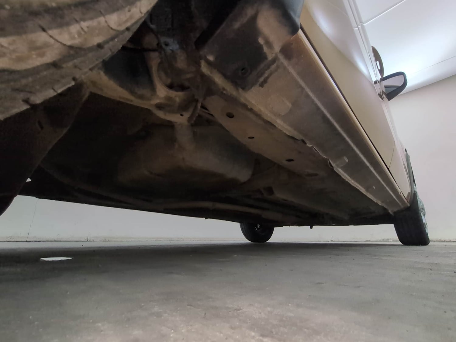 Used 2020 Renault Triber RXZ Petrol Manual extra REAR RIGHT UNDERBODY VIEW