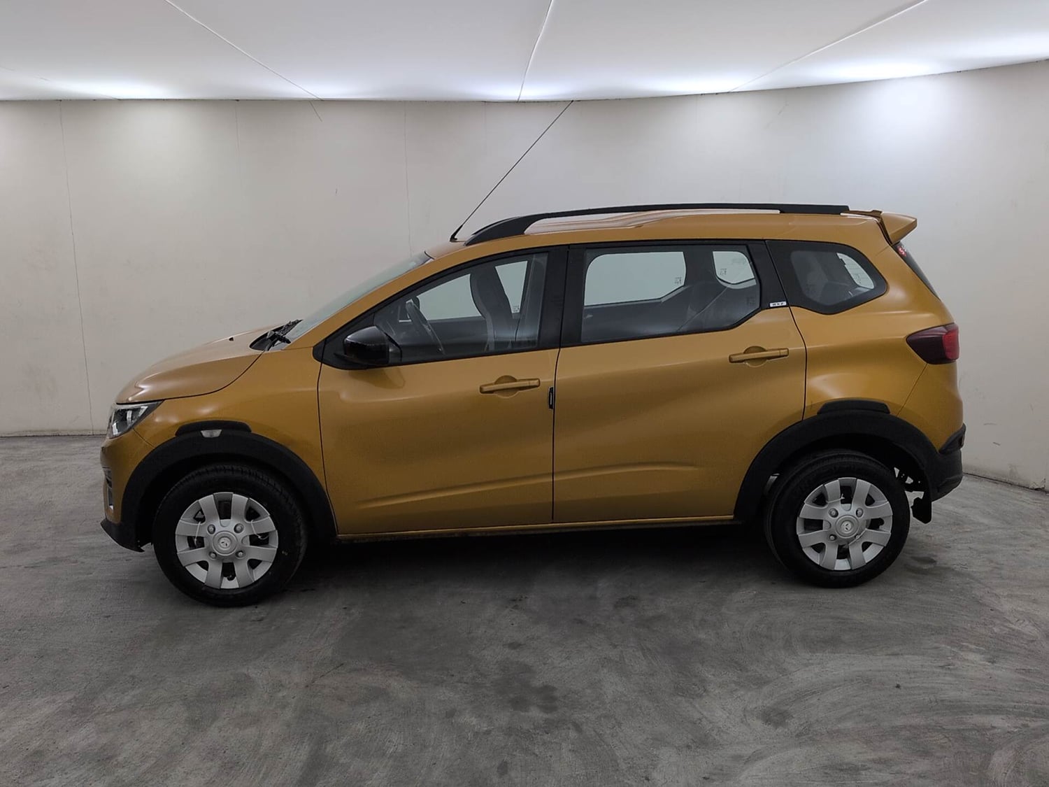 Used 2020 Renault Triber RXZ Petrol Manual exterior LEFT SIDE VIEW