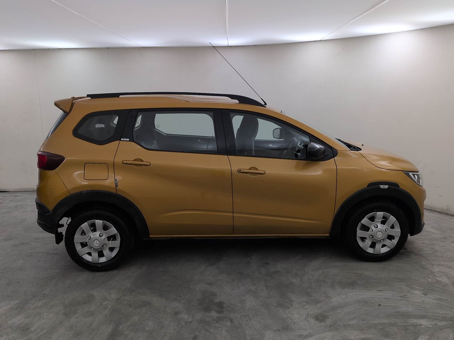 Used 2020 Renault Triber RXZ Petrol Manual exterior RIGHT SIDE VIEW
