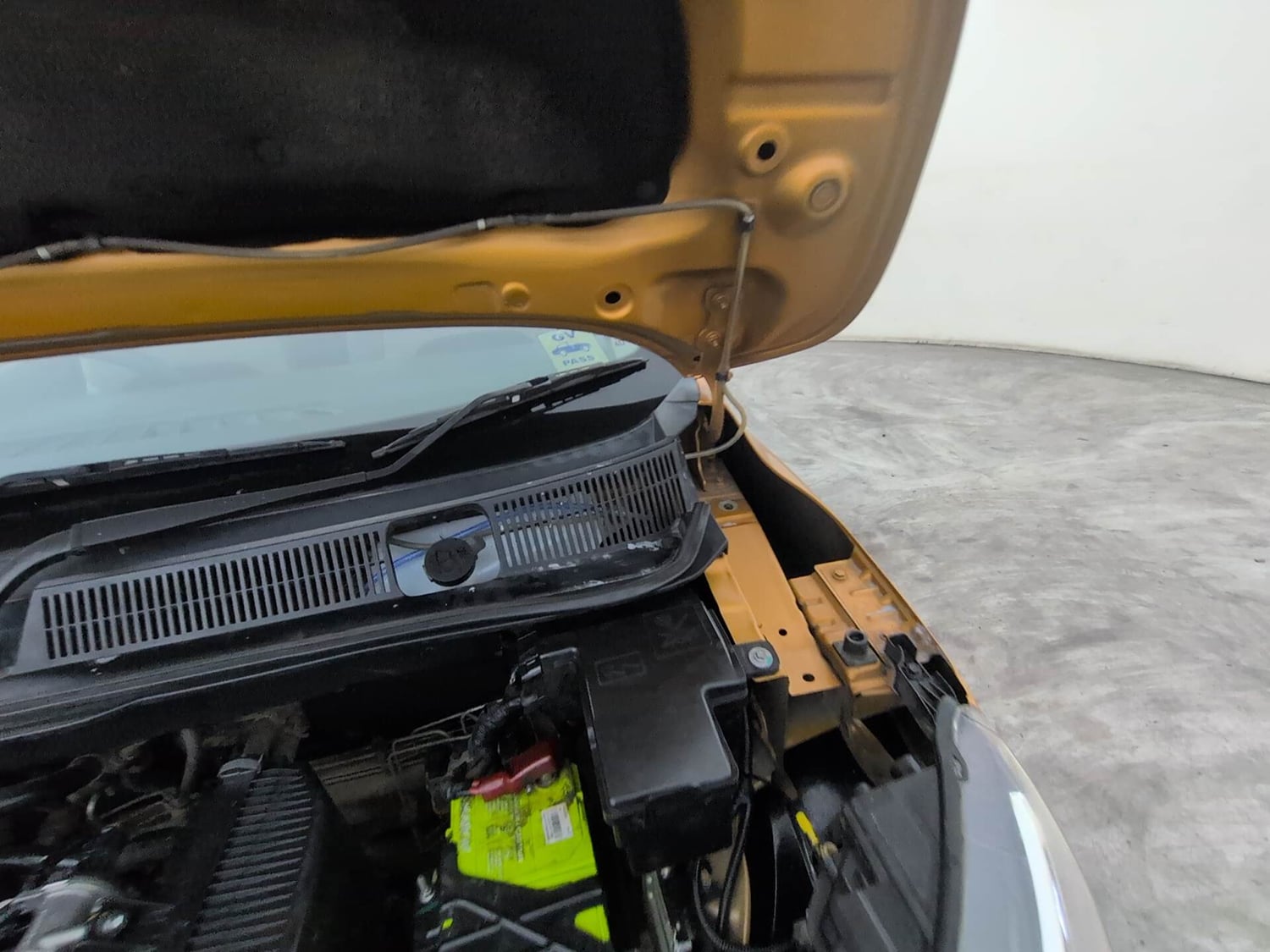 Used 2020 Renault Triber RXZ Petrol Manual engine ENGINE LEFT SIDE HINGE & APRON VIEW