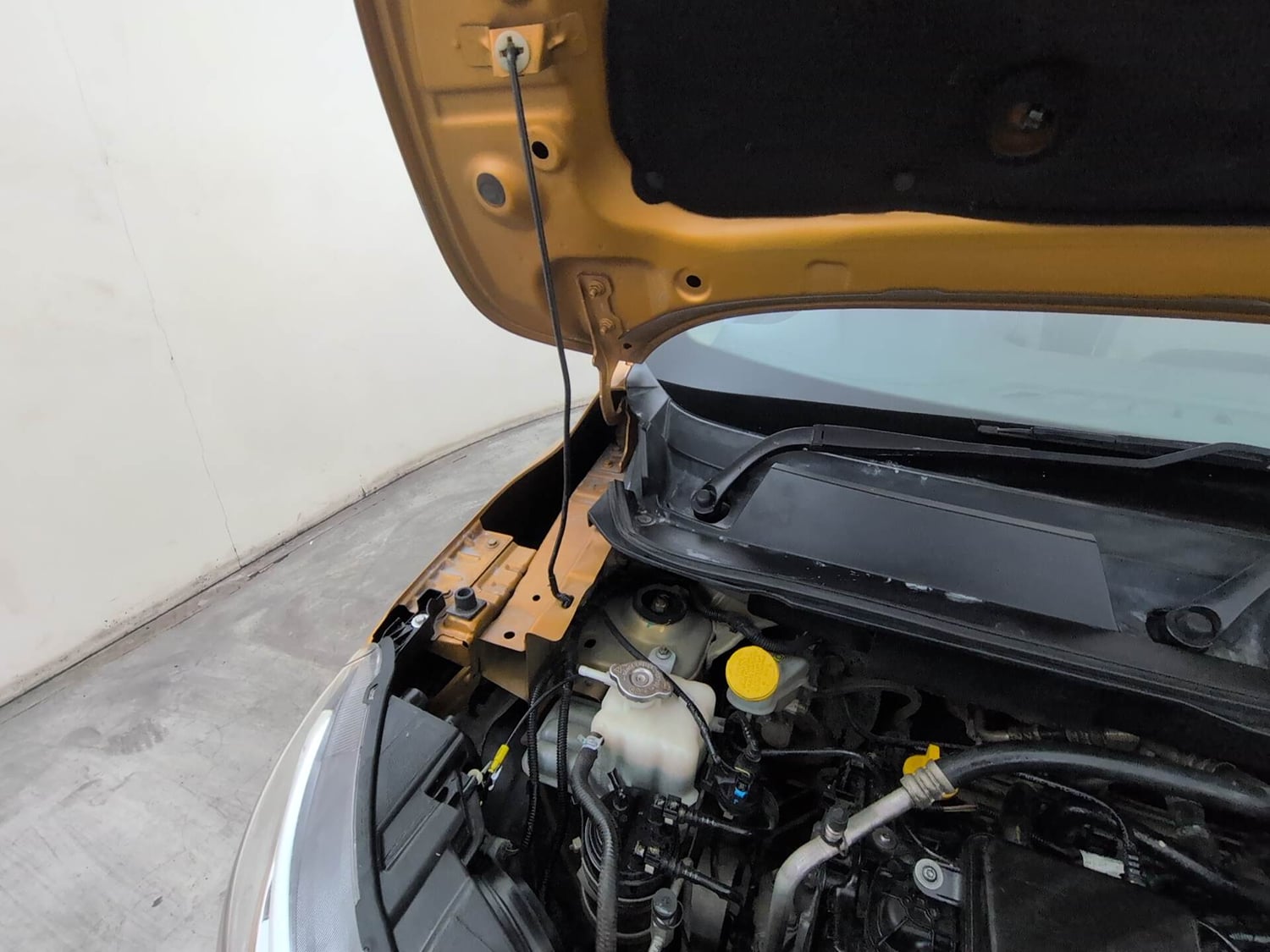 Used 2020 Renault Triber RXZ Petrol Manual engine ENGINE RIGHT SIDE HINGE & APRON VIEW
