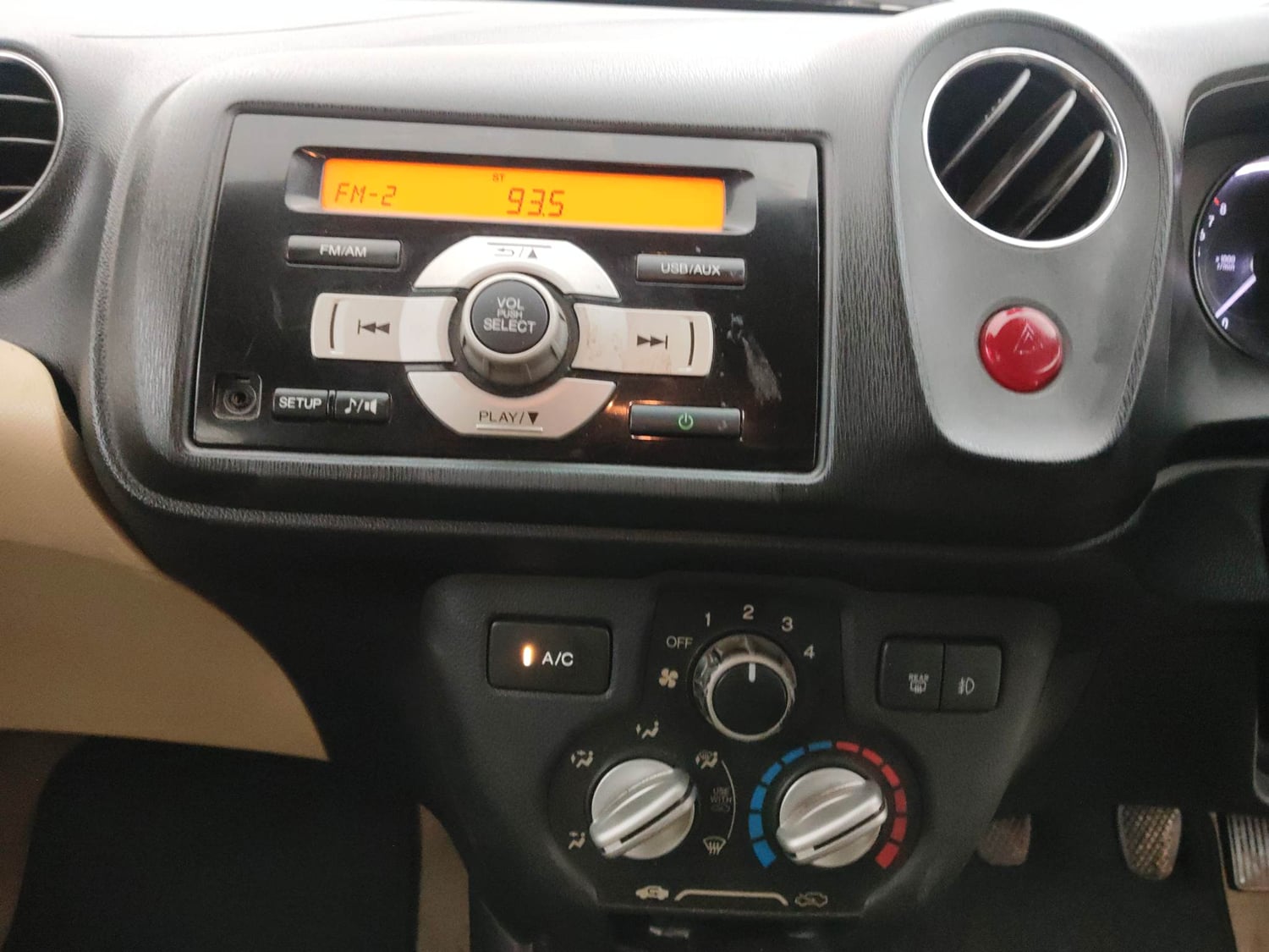 Used 2015 Honda Brio VX MT Petrol Manual interior MUSIC SYSTEM & AC CONTROL VIEW