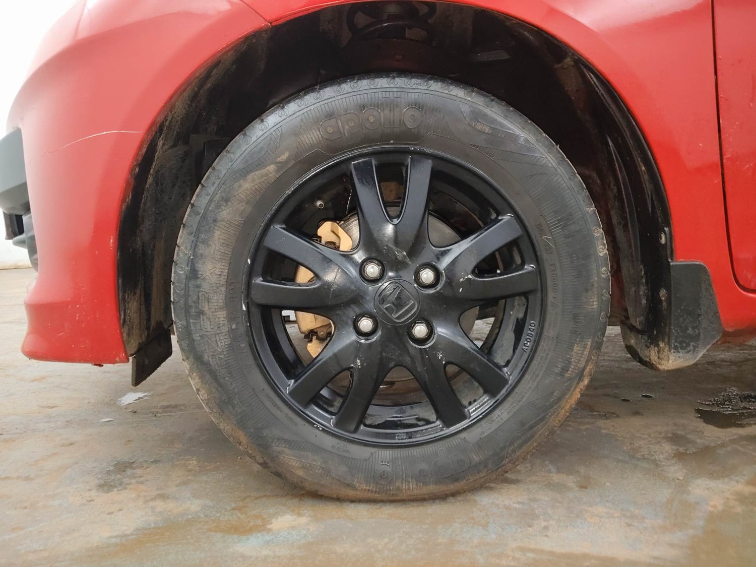 Used 2015 Honda Brio VX MT Petrol Manual tyres LEFT FRONT TYRE RIM VIEW