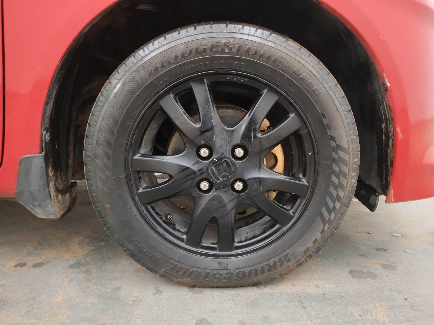 Used 2015 Honda Brio VX MT Petrol Manual tyres RIGHT FRONT TYRE RIM VIEW