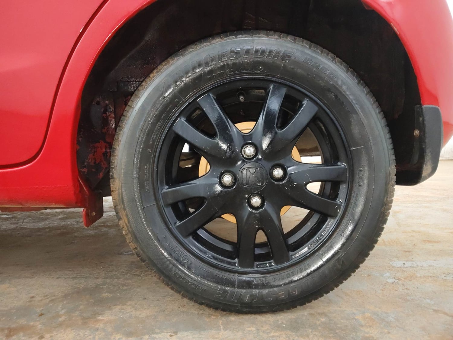 Used 2015 Honda Brio VX MT Petrol Manual tyres LEFT REAR TYRE RIM VIEW