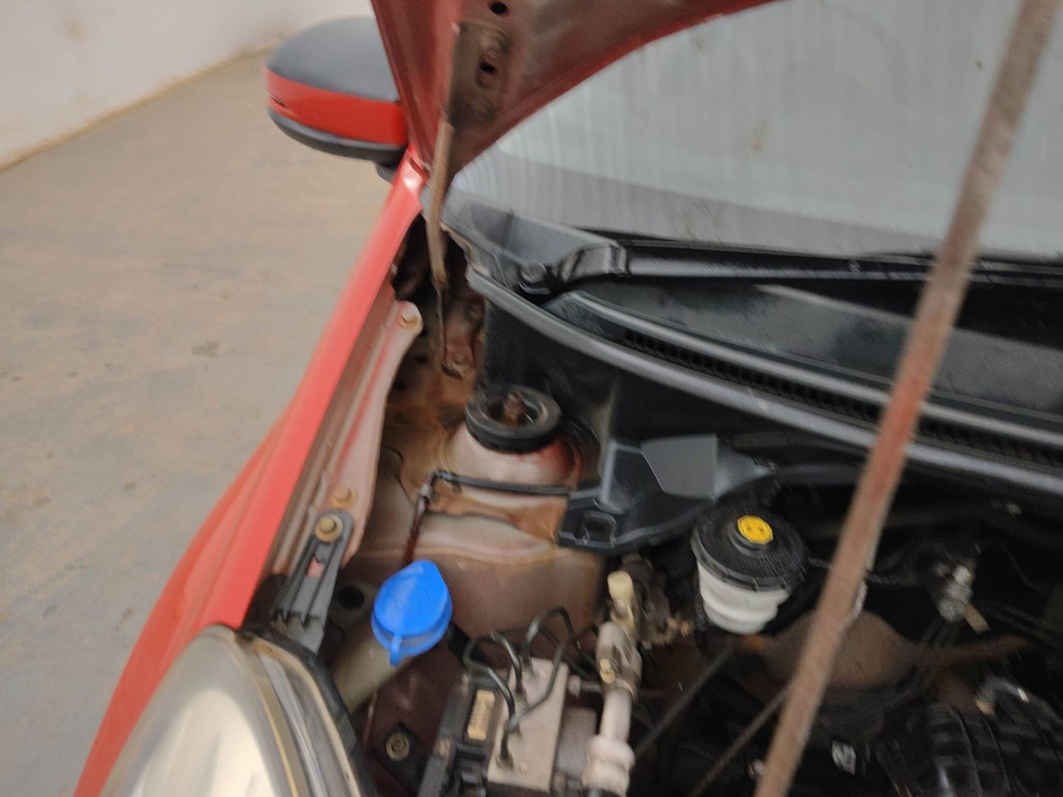 Used 2015 Honda Brio VX MT Petrol Manual engine ENGINE RIGHT SIDE HINGE & APRON VIEW