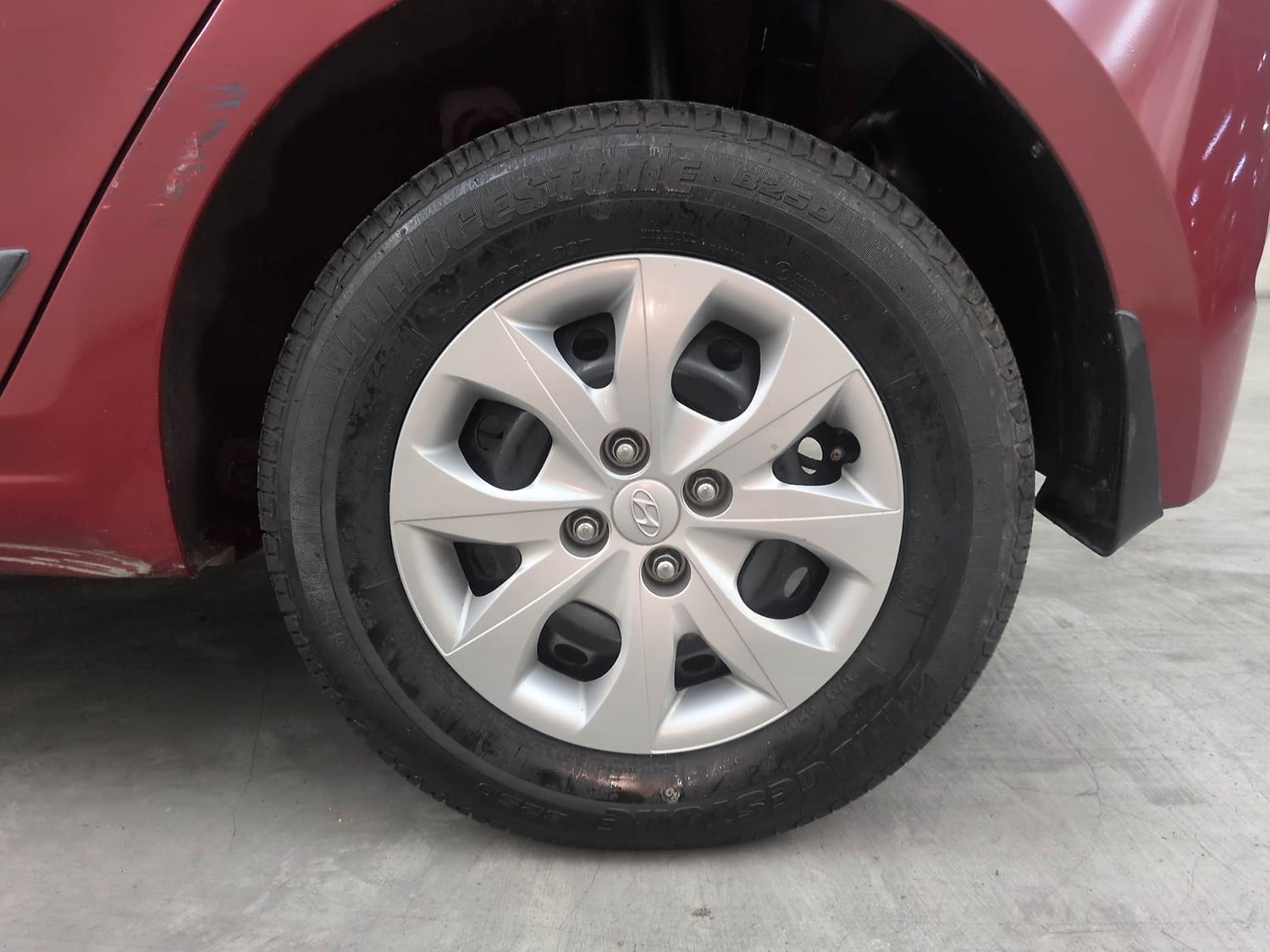 Used 2016 Hyundai Elite i20 Sportz 1.2 Petrol Manual tyres LEFT REAR TYRE RIM VIEW