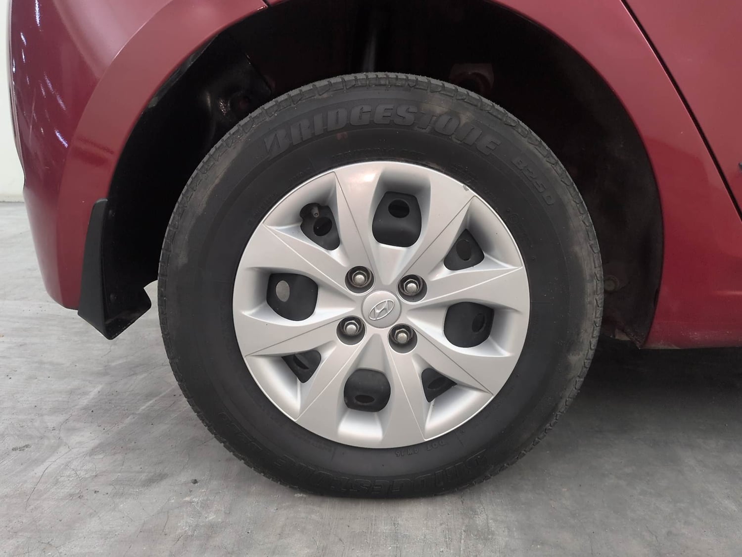 Used 2016 Hyundai Elite i20 Sportz 1.2 Petrol Manual tyres RIGHT REAR TYRE RIM VIEW