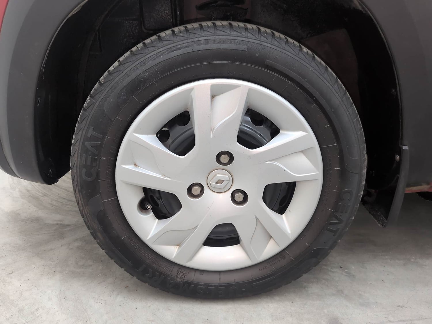 Used 2024 Renault Kwid RXT 1.0 AMT Petrol Automatic tyres LEFT FRONT TYRE RIM VIEW