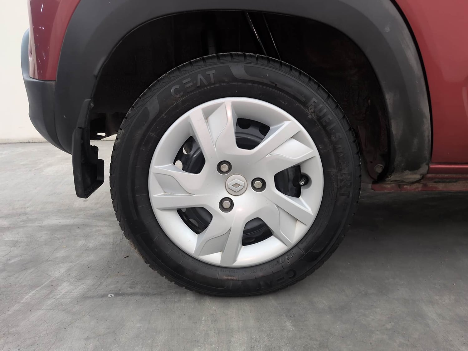 Used 2024 Renault Kwid RXT 1.0 AMT Petrol Automatic tyres RIGHT REAR TYRE RIM VIEW