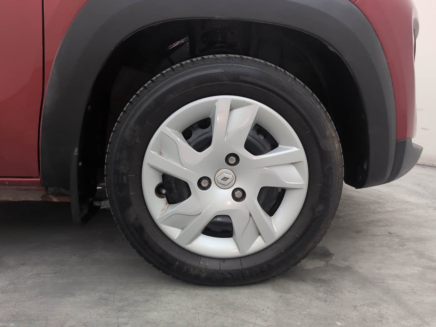 Used 2024 Renault Kwid RXT 1.0 AMT Petrol Automatic tyres RIGHT FRONT TYRE RIM VIEW