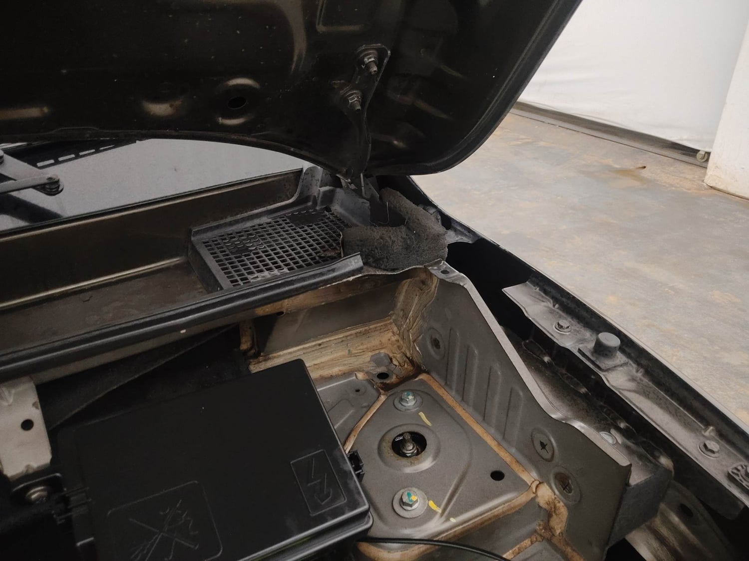 Used 2020 Renault Kwid 1.0 RXT AMT Opt Petrol Automatic engine ENGINE LEFT SIDE HINGE & APRON VIEW