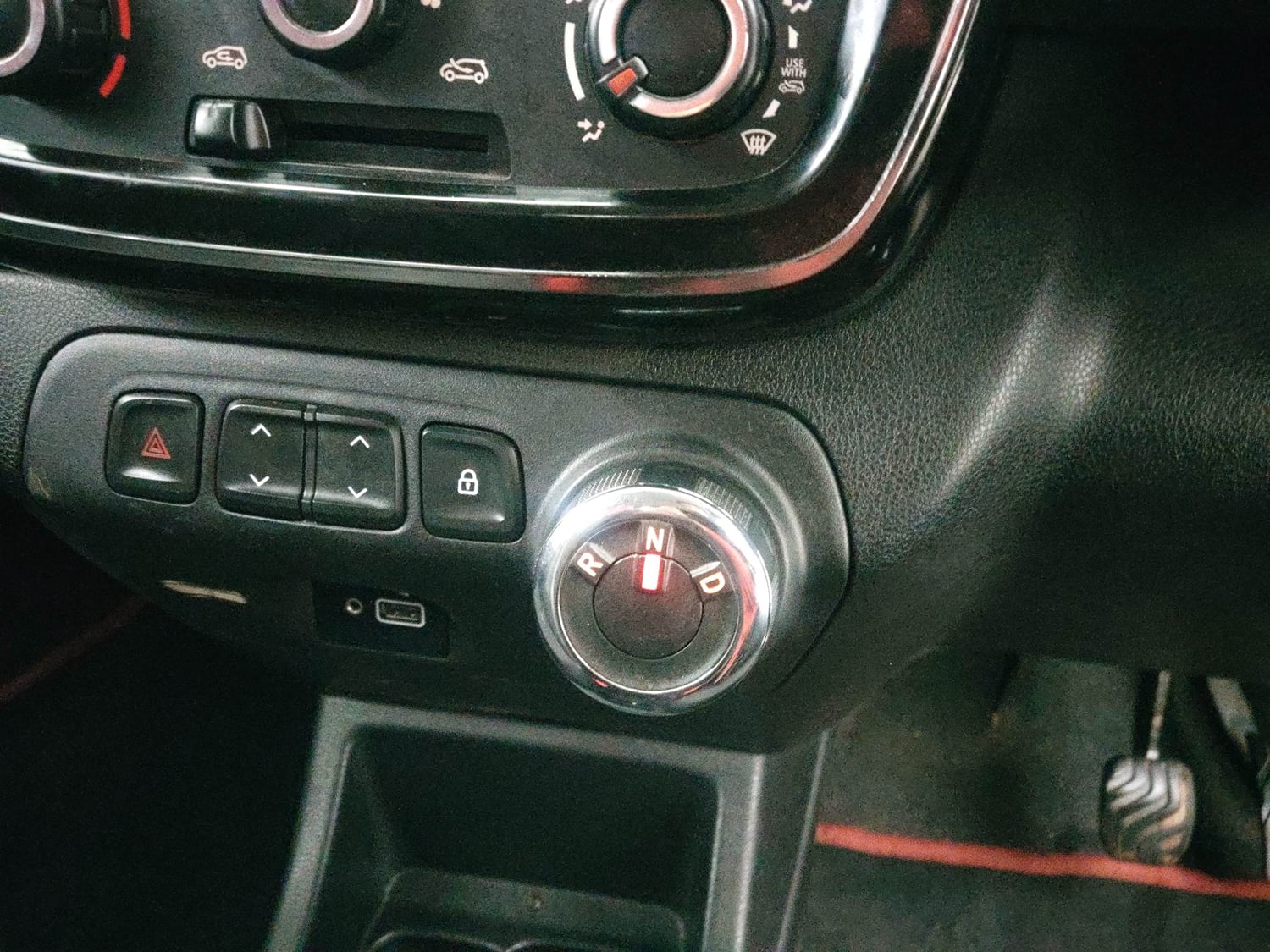 Used 2020 Renault Kwid 1.0 RXT AMT Opt Petrol Automatic interior GEAR  KNOB VIEW