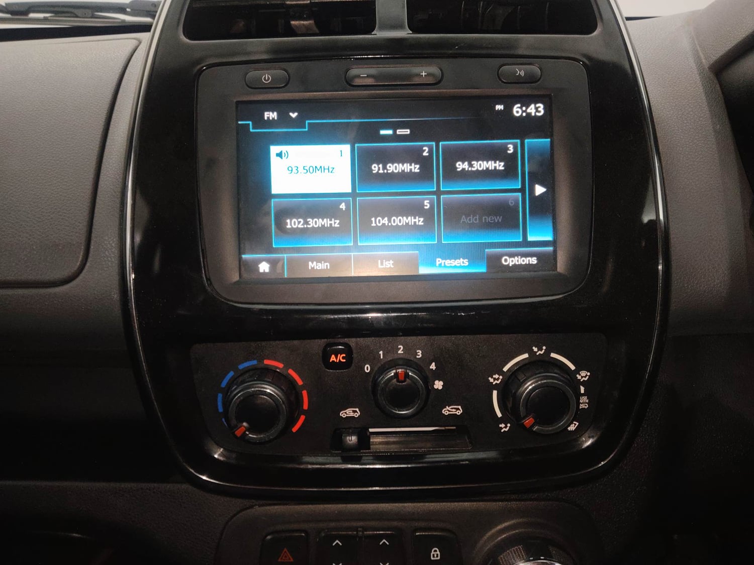 Used 2020 Renault Kwid 1.0 RXT AMT Opt Petrol Automatic interior MUSIC SYSTEM & AC CONTROL VIEW