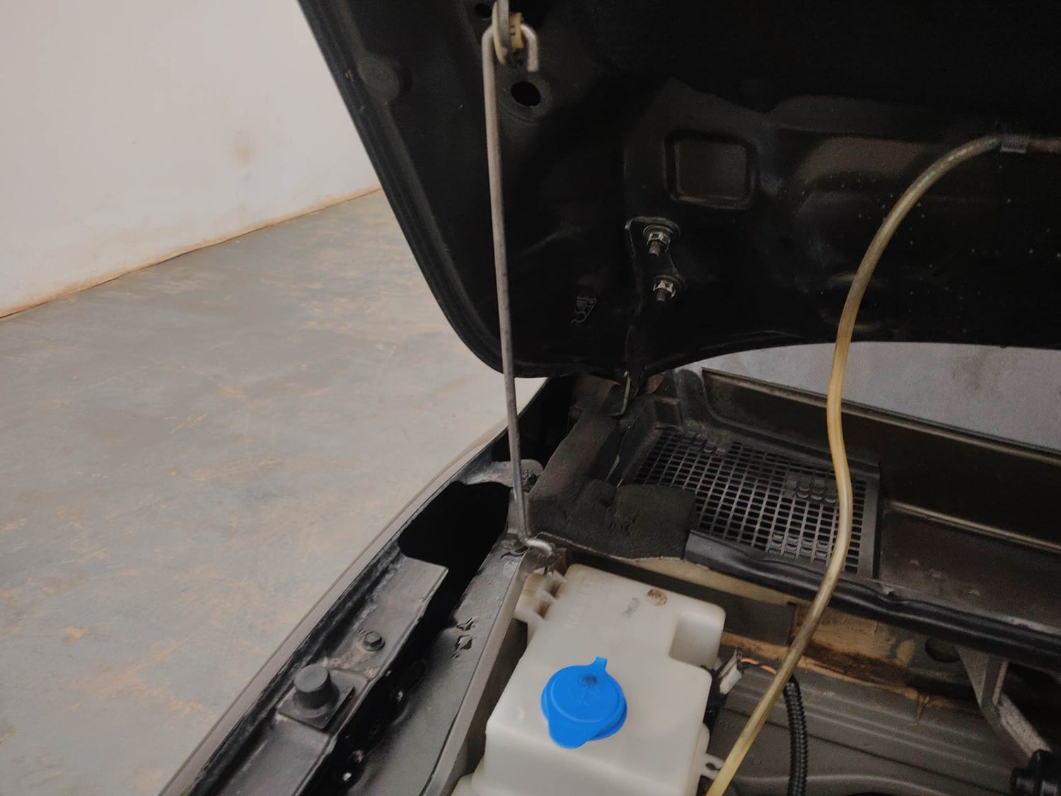 Used 2020 Renault Kwid 1.0 RXT AMT Opt Petrol Automatic engine ENGINE RIGHT SIDE HINGE & APRON VIEW